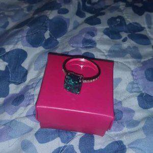 Avon Holiday Jewel Cocktail Ring Green Sz. 10